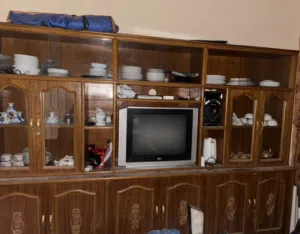 مكتبة تلفزيونية مع ارفف