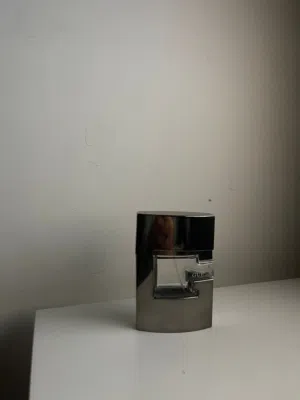 علبه عطر من جس اصليه و ما فيها أي خدش العلبه بحاله ممتازه و بسعر منافس يمكن اعاده تعبئتها