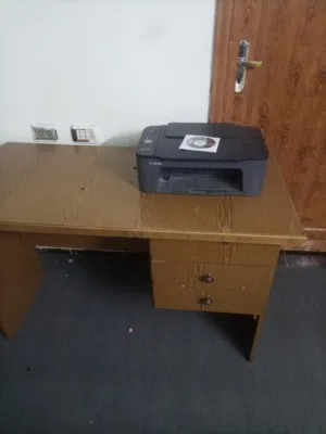 طاوله مكتب او كمبيوتر حسب الحاجه مع طابعه بدها حبر شغاله