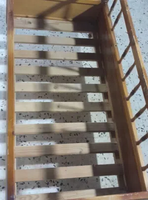 سرير أطفال للبيع شبه جديد