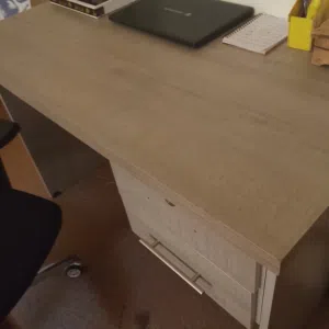 مكتب رمادي