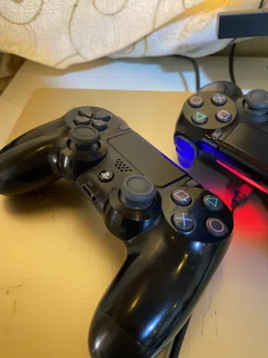Ps4 slim معدل مع ايد سوني اصليه و كامل قطعه معدل مساحة 1 تيرا
