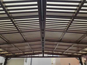 أبواب خارجية مع مظلة موقف سيارة