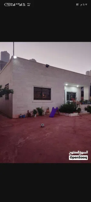 195 m2 5 Bedrooms Townhouse for Sale in Amman Jawa