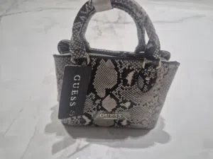 NWT discontinued Guess mini python print. حقيبة جيس ميني بنقشة الثعبان جديدة بالتاغ، اصدار مقطوع