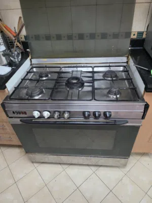 فرن غاز 5 عيون. يعمل جيدا. دبي معه قلاية الحضيبة. gaz cooker 5b.dubai satwa watsup9