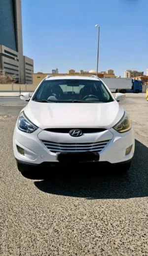 سيارة هيونداي توسان GL موديل 2016 لون أبيض بحالة جيدة مع ميزات خليجية
