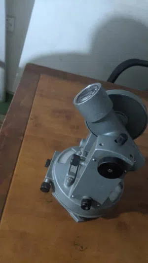 جهاز  *ثيودوليت* (Theodolite)،