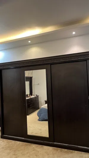 غرفة نوم بحالة جيدة