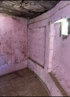بيت تجاوز بيع وا اجار بيت جبير يحتوي غرفه جبيره وهول جبير  وسكفه كونكريت وصحيات مساحت الطارمه 150