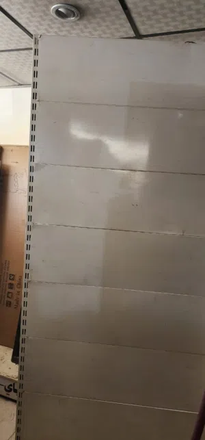 حامل مع رفوف حديد للعرض