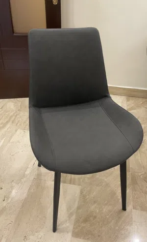 كراسي جلد فخمة غرفة طعام (مطبخ او طاولة سفرة) بحالة ممتازة جداً جداً (شبه جديدة) للبيع