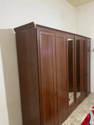 دولاب ملابس بحالة جيدة