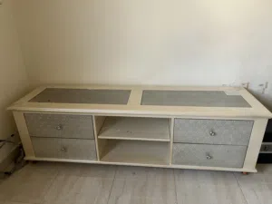 للبيع طاولة تلفزيون