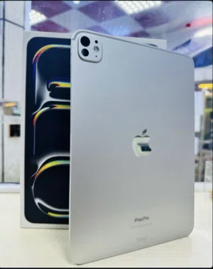 ايباد برو 2024 256gb لون فضي مستعمل استعمال نظيف بطارية 86% بالملحقات تام