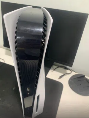 سوني5 fat له 6 شهور نظيفه جدا يجي مع كيبل حق السوني و شاحن و القعده حق السوني و HDMI.