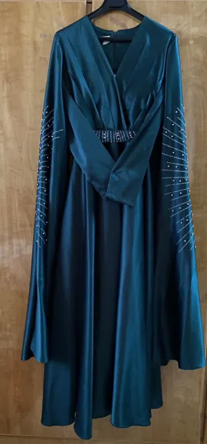فستان حفلات ساتان فاخر بأكمام