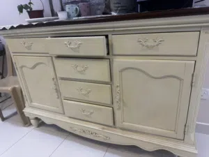 طاولة طعام وبوفية للبيع نظيف 4 أشخاص