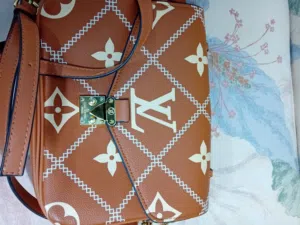 شنطة لويس فيتون الاصلية