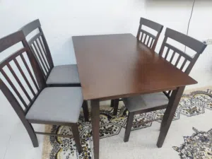طاولة طعام بحالة ممتازة