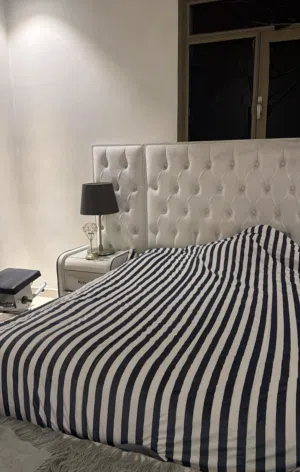 عرفه نوم مستعمله لون ابيض مع رمادي