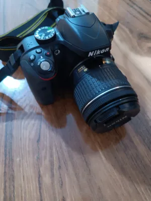كاميرا نيكون (Nikon) D3300 شبه جديدة بحالة ممتازة بسعر ممتاز مع جميع أغراضها والكرتونة