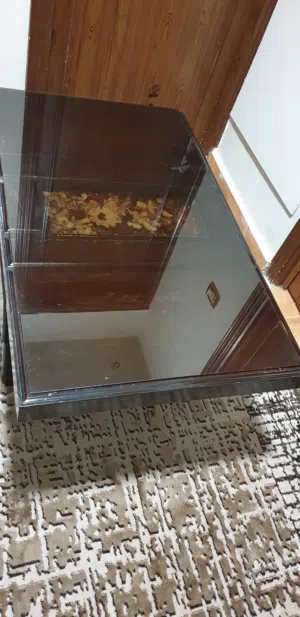 طاولة خشبية وسط