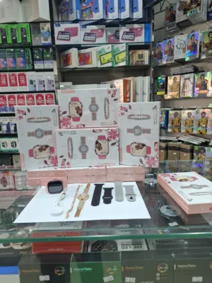 طقم ساعة ذكية من ماركة Keqiwear، وتحديداً موديل KW72 mini.
