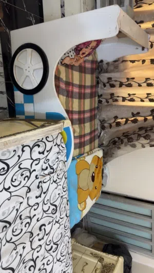 جرباية اطفال هيه و المندر  جديده و قليله الاستعمال و نظيفة عمليه