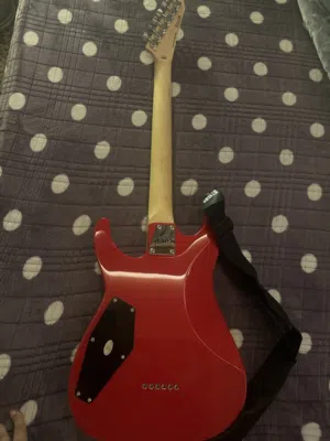 كيتار الكترتك للبيع جديد ما مستعمل نظيف جداً مع جميع ملحقاته امبيفاير والكيبل الخاص بي والجنطه وحزام