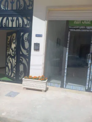 الوسيط لدينا صالة بيها زوز سرانتي ومكيفات تصلح عياده تجميل اومكاتب اوشركات او حضانه كل شي تصلح