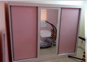 للبيع خزانة ملابس مستعملة – بحالة الوكاله مستعلمه سنه فقط