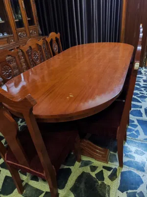 ميز طعام خشب نظيف كلش للبيع للاستفسار اتصل