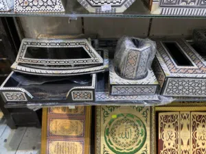 اكسسورات مكتبية تحف ديكورات صنادق خشب وصدف دروع خشبية قارمات  مكتب كرة ارض اطقم مكتبية صدف تطعيم يد
