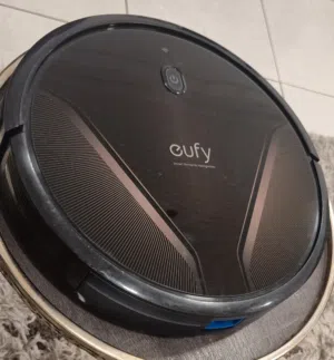 مكنسة وممسحة يوفي روبوفاك جي 20 هايبرد (Eufy RoboVac G20 Hybrid) ذات لون أسود.