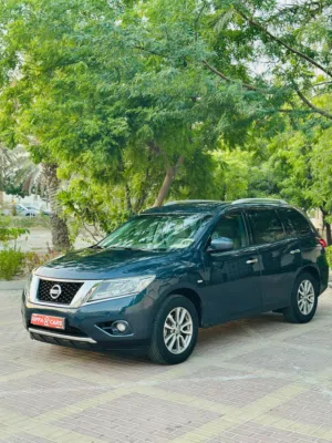 Nissan Pathfinder  Year-2015 Passing & insurance April-2027 7 seater Jeep in excellent condition