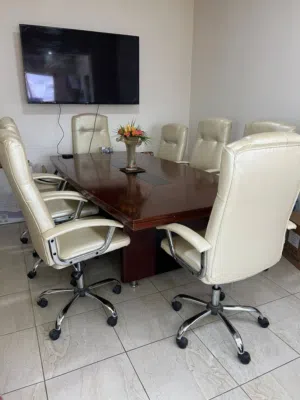 طاولة اجتماعات فخمة طول 240 عرض 120 بالاضافة الى 8 كراسي دوّار