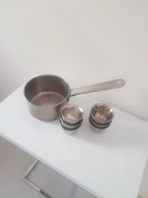 وعاء بذراع مع ستة فناجين
