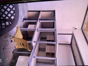 12 مكتب ثقيل قاعده حديد وخشب لاتيه  للبيع مستعمل شبه جديد لون رمادي فاتح