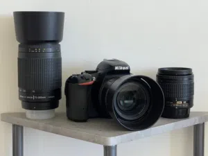 كاميرا نيكون NIKON D5500 بحالة ممتازة + 3 عدسات +بطاريتين