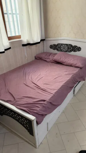 اثاث سريرين ومكتبه ومكينة خياطه شبه جديد للبيع