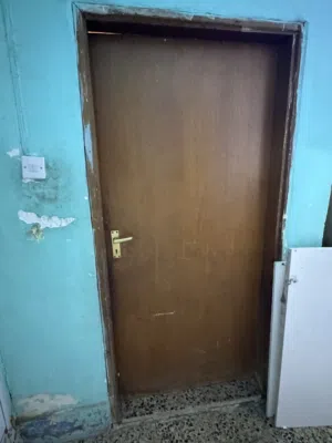 ابواب مستخدمه للبيع مع الچراچيب وابواب المنيوم مالحمامات