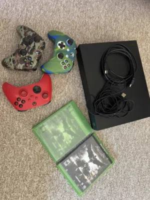 Xbox One X مستعمل بحالة ممتازة مع 3 أيدين