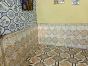 نصف دار للبيع الحيانيه المدينة القديمة شارع الطاك