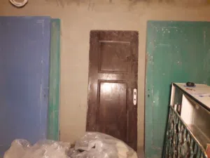 4ابواب خشب مقاسات مختلفه مع حلق قطعتين وباب سطح حديد مستعمل 80×200 مقاس مقاسات الابواب مكتوبه