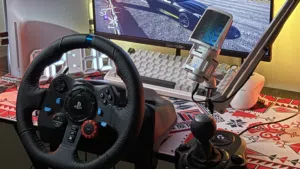 دركسون Logitech G29 مع جير عادي 6 غيارات شبه جديد وفي قمة النظافة (بحاله ممتازه) واستعمال بسيط جدًا