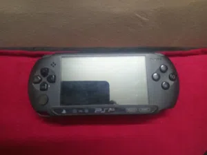 هذا الجهاز هو Sony PlayStation Portable (PSP).   الشاشة: شاشة LCD مقاس 4.3 بوصة بدقة 480 × 272 بكسل.