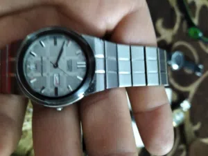 ساعات للبيع احجام كبيره ومختلفه