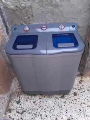 غسالة 8كيلو ونص شبه جديده استعمال شهور تغسل وتعصر امورها تمام
