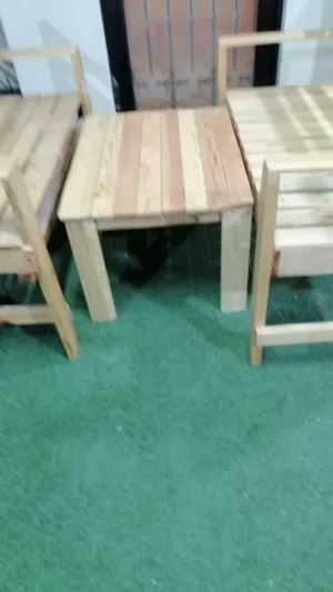للبيع كراسي وطاولات خشبية